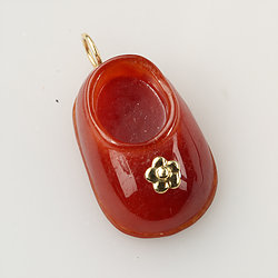 14k-gold-Baby-Shoes-red-jade-pendant