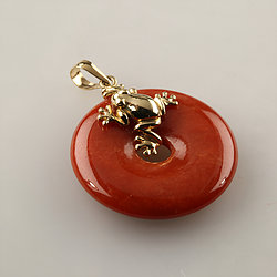 14k-gold-frog-small-red-jade-pendant