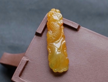 Elongated-Carved-Yellow-Jade-Pendant-With-Fish-Patterns