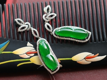 Imperial-Green-Jade-Earrings-in-14K-Gold-with-Elongated-Jad-and-Diamond-Accents